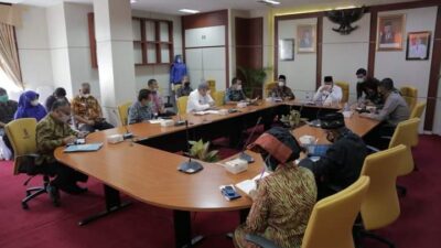 Wako Solok Pimpin Rapat Evaluasi Pelaksanaan PPKM Berbasis Mikro
