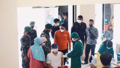 Ramadhani Tinjau Pelaksanaan Vaksinasi di Sejumlah Lokasi di Solok