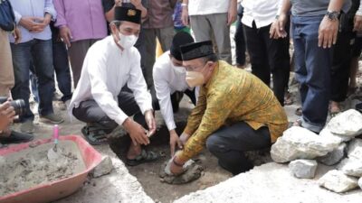 UAS, Wawako Solok dan Anggota DPRD Sumbar Letakkan Batu Pertama Pembangunan Masjid Nurul Hidayah