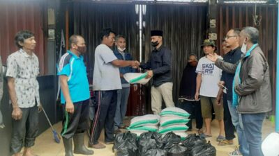 Anggota DPRD Solok Rusdi Saleh Bagikan Sembako dan Uang Tunai ke Korban Kebakaran