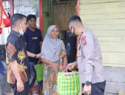 Wawako Ramadhani dan Ipda Novit Bagikan Sembako di Simpang Rumbio Solok