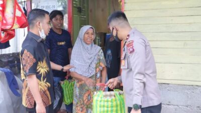 Wawako Ramadhani dan Ipda Novit Bagikan Sembako di Simpang Rumbio Solok