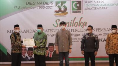 Wako Zul Elfian Terima KAHMI Award 2021 Kategori Pejabat Eksekutif