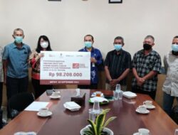 HUT Pasar Modal ke-44, BEI Kepri Berikan Bantuan ke Petugas Pemakaman Sei Temiang Batam