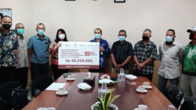 HUT Pasar Modal ke-44, BEI Kepri Berikan Bantuan ke Petugas Pemakaman Sei Temiang Batam