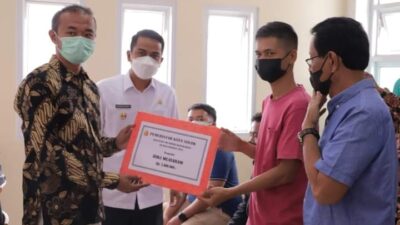 Ramadhani Serahkan Bantuan Bagi Korban Kebakaran Pasar Pandan Air Mati Solok