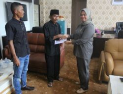 Ketua DPRD Solok Berikan Alat Musik Talempong ke Sanggar Lubuak Saiyo