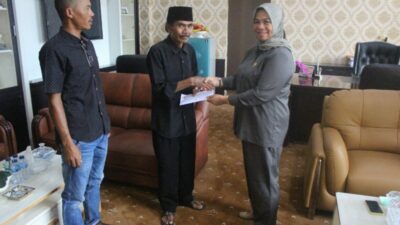 Ketua DPRD Solok Berikan Alat Musik Talempong ke Sanggar Lubuak Saiyo