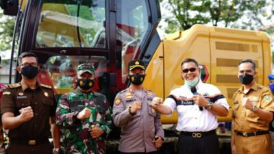 Bupati Epyardi Serahkan 4 Ekskavator di Acara Vaksinasi Massal