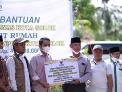 Wawako Solok Serahkan 16 Kunci Bedah Rumah ke Warga Kurang Mampu