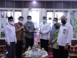 Wako Solok Dapat Kado Buku dari Ketua KPU