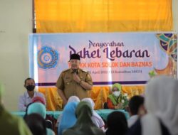 Zul Elfian Serahkan Bantuan Paket Lebaran ke Warga Kurang Mampu
