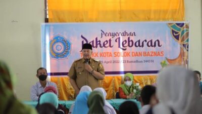 Zul Elfian Serahkan Bantuan Paket Lebaran ke Warga Kurang Mampu
