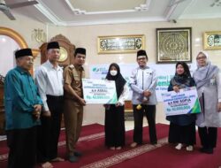Wawako Ramadhani Serahkan Kartu BPJS Ketenagakerjaan ke Tukang Ojek