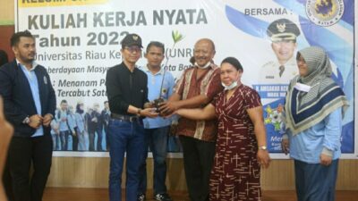 Mahasiswa KKN Unrika Batam Tanam 1.000 Bibit Mangrove di Tembesi