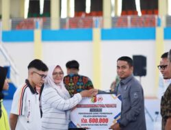 Ramadhani Serahkan Uang Pembinaan ke Atlet Solok Berprestasi