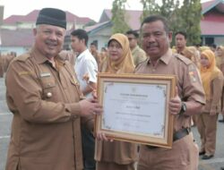 Zul Elfian Serahkan Sederet Penghargaan Pemko Solok