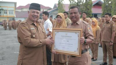 Zul Elfian Serahkan Sederet Penghargaan Pemko Solok