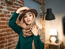 10 Inspirasi Pakaian Muslimah Simpel dan Elegan