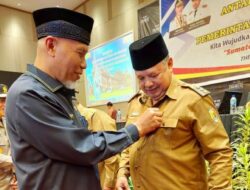 Gubernur Mahyeldi Sematkan Pin Relawan Anti Narkoba ke Zul Elfian di Hari Bela Negara