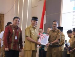 Sekdako Solok Terima Piagam WTP dari Gubernur Sumbar