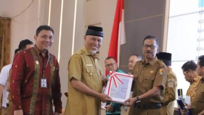 Sekdako Solok Terima Piagam WTP dari Gubernur Sumbar