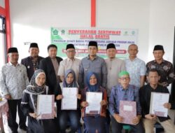 Wawako Ramadhani Serahkan Sertifikat Halal UMKM