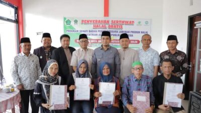 Wawako Ramadhani Serahkan Sertifikat Halal UMKM