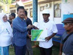 256 Nelayan Galang Batam Terima Kartu BPJS Ketenagakerjaan