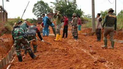 Batam Diguyur Hujan, Satgas TMMD Terus Semangat Bangun Jalan di Kavling Seraya