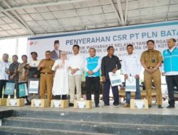 Nelayan Batam Terima 1.176 Sembako dari PLN