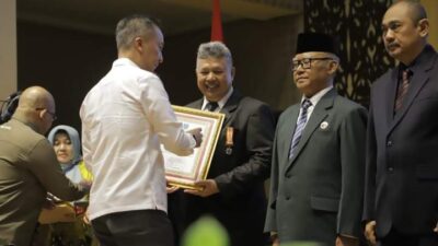 Zul Elfian Raih Penghargaan Tokoh Madya Penggerak Koperasi Nasional