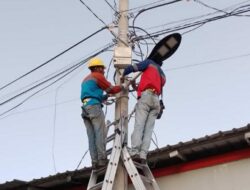 PLN Batam Rapikan Kabel Listrik Semrawut di Taman Anugerah Ideal