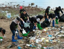 Peringati Hari Lingkungan Hidup Sedunia, PLN Batam Gelar Aksi Bersih Pantai Tanjung Uma