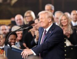 Trump Ancam Barang Cina Akan Kena Tarif 10%