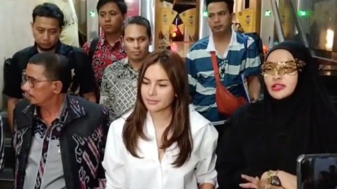Artis Nikita Mirzani setelah memenuhi panggilan Polda Metro Jaya. (Foto: Screenshot/Viva)