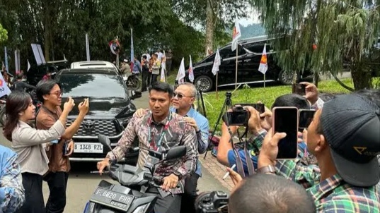 Menteri Naik Motor
