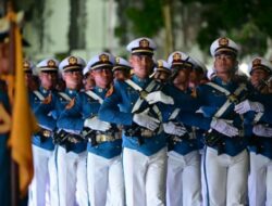 Prabowo Menyaksikan Defile Pasukan Akmil Magelang