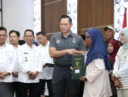 AHY Serahkan Sertifikat Hak Milik Bagi 68 Warga Rempang