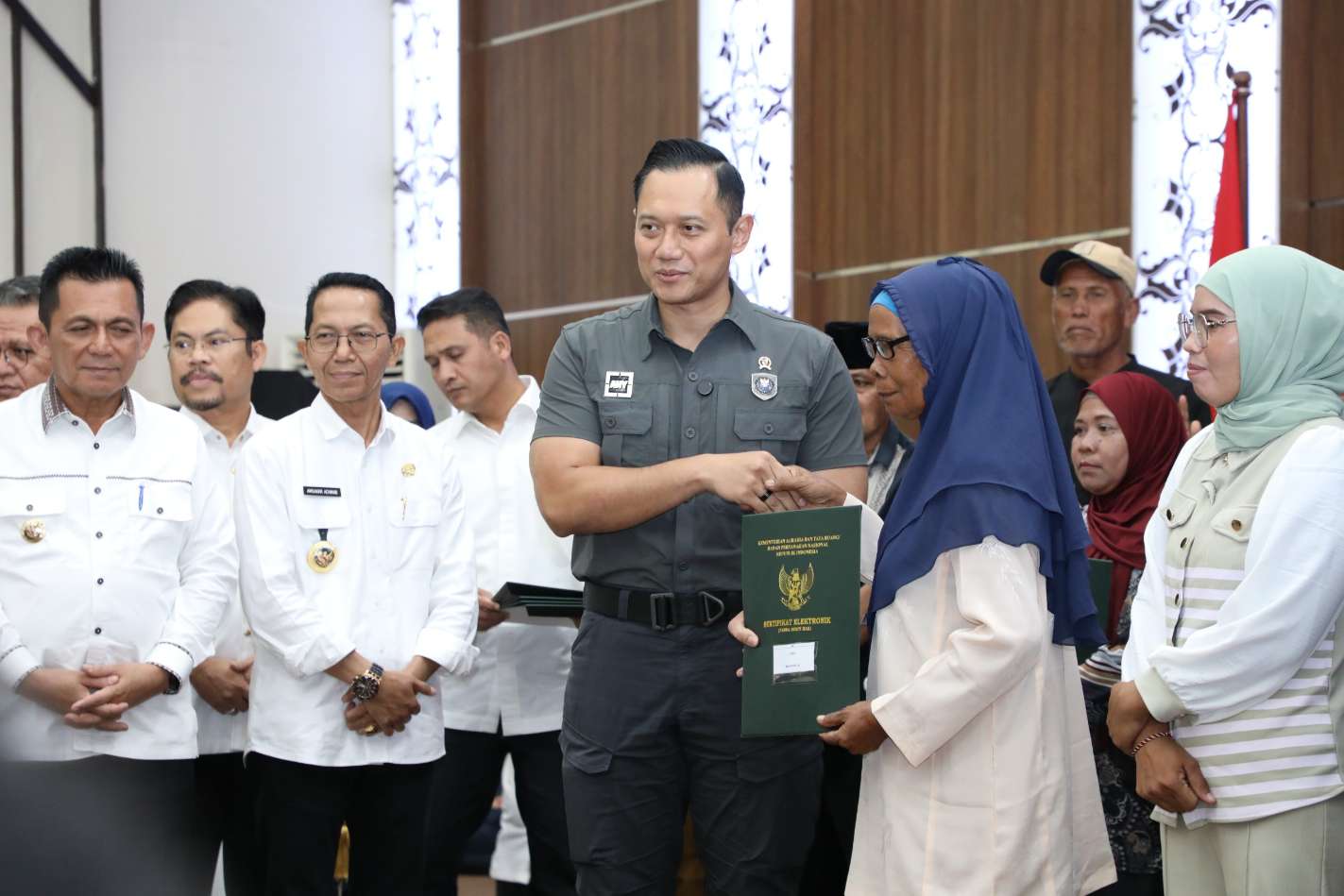 AHY Serahkan Sertifikat