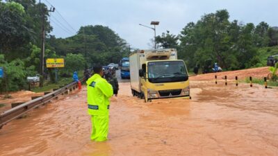 Ditlantas Polda Kepri Urai Kemacetan Akibat Banjir di Batam