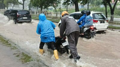 Satbrimob Turun Tangan Atasi Banjir di Batam, Bintan dan Karimun