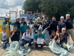 Harris Barelang Bersihkan Sampah di Dendang Melayu Sambut Hari Bumi 2025