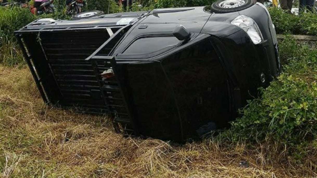 Mobil rombongan pengantar pengantin