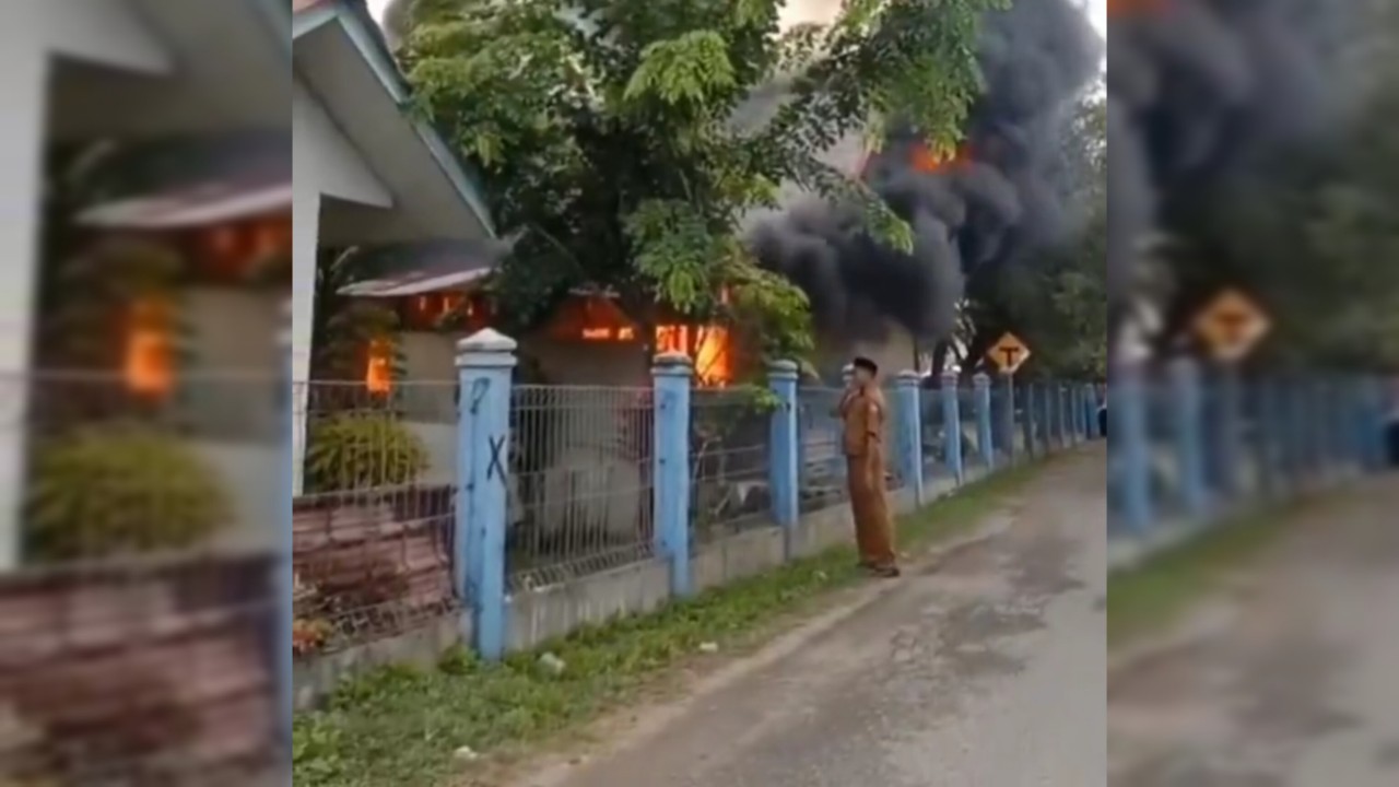 Pria Azan Saat Kebakaran