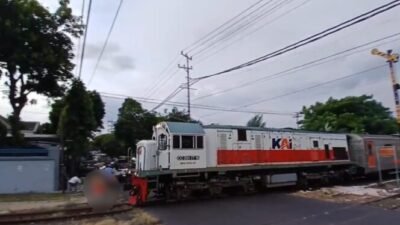 Tertabrak Kereta Api