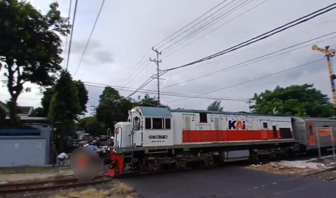 Tertabrak Kereta Api