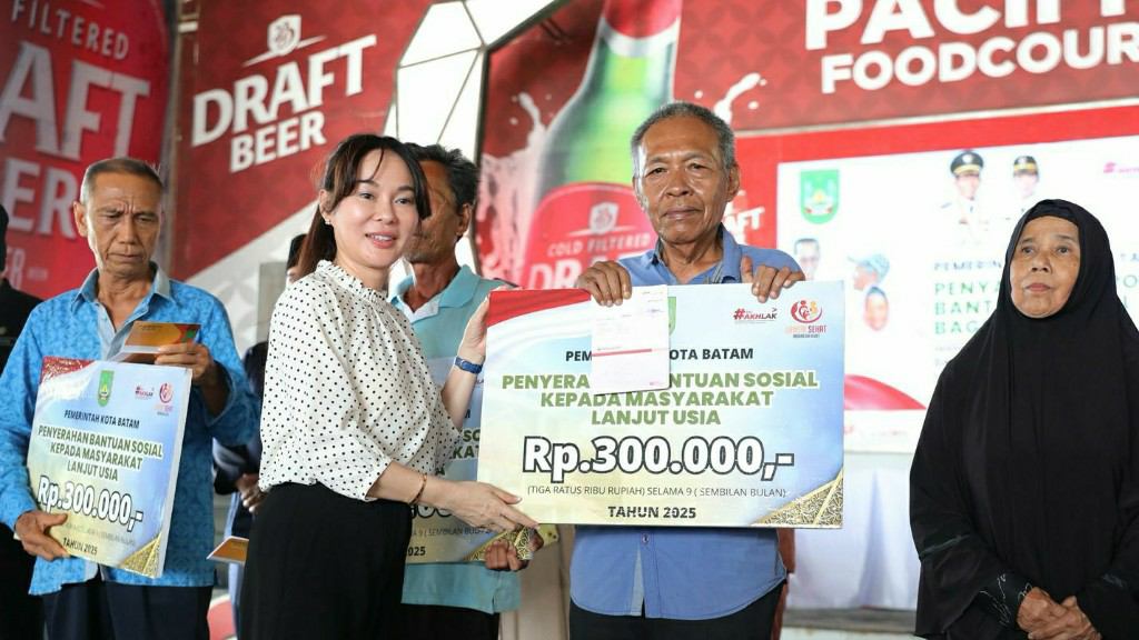 Lansia Batam Terima Insentif