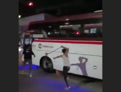Sekelompok Pengamen Pukuli Bus Primajasa Pakai Besi Hingga Rusak