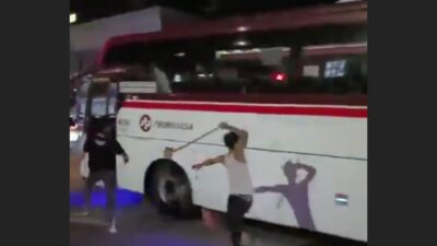 Sekelompok Pengamen Pukuli Bus Primajasa Pakai Besi Hingga Rusak